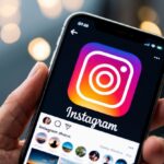 Um logo do Instagram exibido na tela de um smartphone com uma foto de perfil e um feed de fotos e vídeos