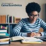 Uma pessoa estudando em uma mesa com livros, anotações e um laptop, cercada por materiais de estudo e o logo da Caixa Econômica