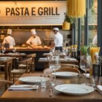 Interior de restaurante italiano com mesas de madeira, pratos de massa e grelhados sendo preparados na cozinha ao fundo.