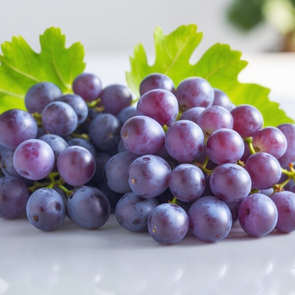 Frutas frescas e vibrantes, um cacho de uvas roxas brilhantes sobre fundo branco.
