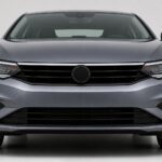 Ilustração de um carro moderno visto de frente, com destaque no para-choque.